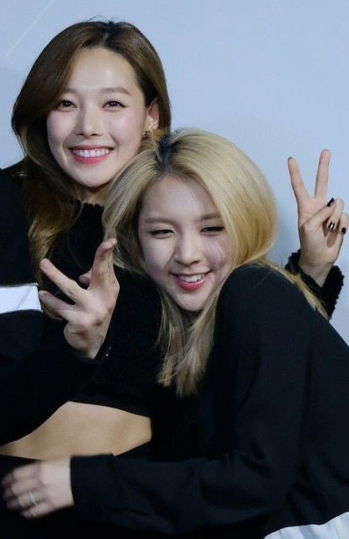 picsowoo's tweet photo. theyre always hugging https://t.co/kCPSXn0qYP