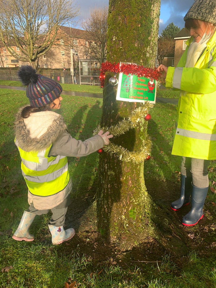 NickiLcr's tweet photo. This afternoon we went to the park to decorate a tree for #Drumchapel! 
We all helped to put on baubles and tinsel 🎄🎄We think it looks very festive! 
#ChristmasIsComing #Glasgow #communityspirit  @MrsMonaghanADHT https://t.co/8LIahcqu86