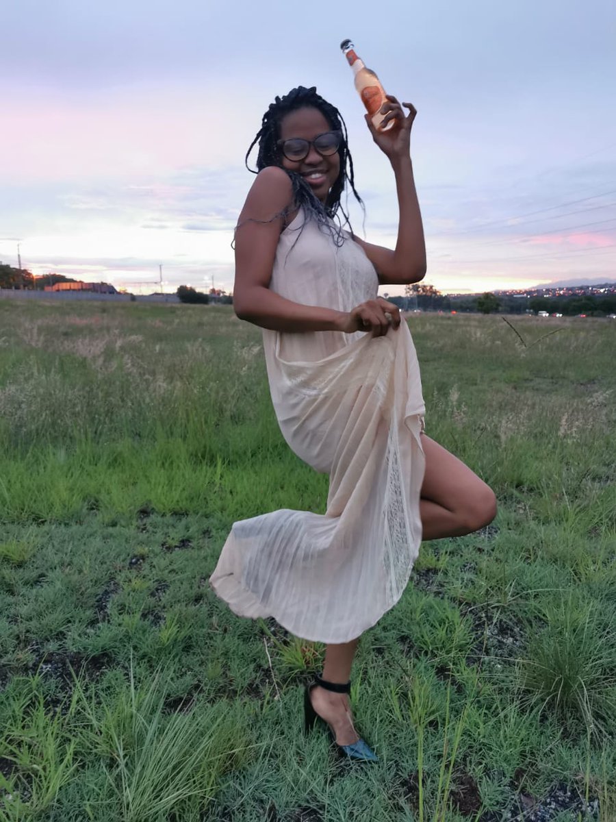 zama_sango's tweet photo. #GlowHour and something is glowing in my hand. If it is not the #NewGlowInTown then I don't know😍 #NaturalSparklingGrapeFrizzante. Remember: real #GlowGetters with @BerniniSA always #GlowResponsibly. https://t.co/0goDdl5VQL