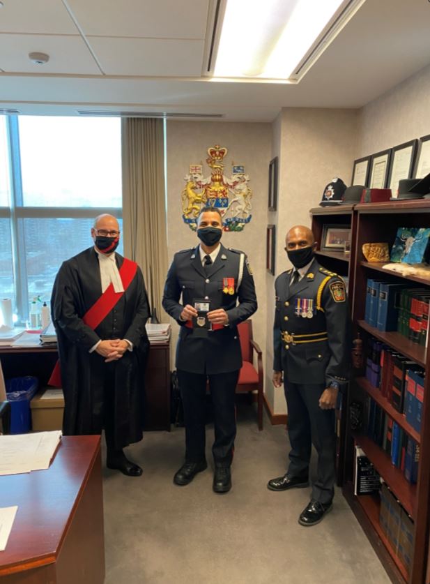 PeelPolice's tweet photo. #PRP are honoured to welcome Cst. Adam Preuthun (from TPS) and Cst. Shah and Kirmani (from RCMP) to the Peel Police family.
Justice Renwick joined by @ChiefNish as both officers took their oath of office. Congrats! @PeelRecruiting @PRPInclusion @PRP1796 https://t.co/VfGkBixjd7