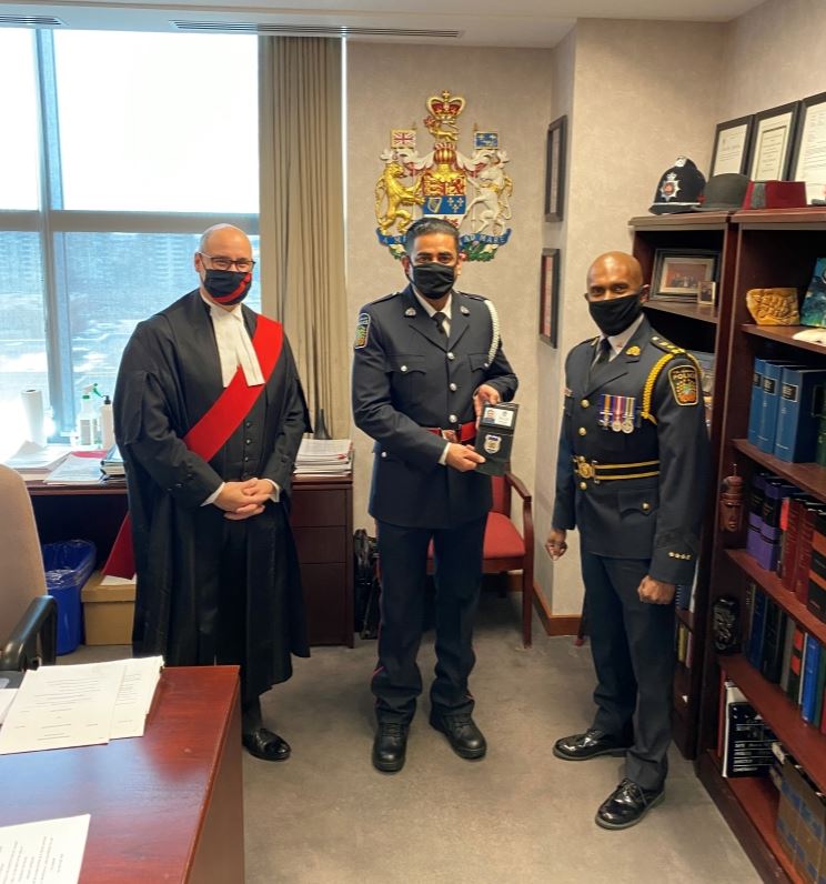 PeelPolice's tweet photo. #PRP are honoured to welcome Cst. Adam Preuthun (from TPS) and Cst. Shah and Kirmani (from RCMP) to the Peel Police family.
Justice Renwick joined by @ChiefNish as both officers took their oath of office. Congrats! @PeelRecruiting @PRPInclusion @PRP1796 https://t.co/VfGkBixjd7