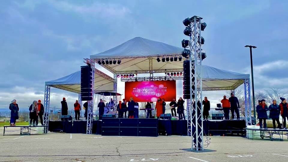 RSProductions's tweet photo. Thank you to Jenny Lusher, Tim McLaughlin of Tech Art Production for allowing us to provided LED for an amazing outdoor Christmas Event! If you need LED please give us a call! 
#YesTech3.9 #meyersound #sound #audio #light #lighting #engineer #avl #meyer #movers #show #production https://t.co/pLusYKyYbS
