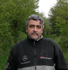 In autumn of 1990 a local elevator technician, Dimitar Kekemenov, dreamt that national heroes Levski and Botev told him to lead the Bulgarians to a deep secret - maybe medieval Tsar Samuil's treasure which his family believed was buried in the village, giving it its name...