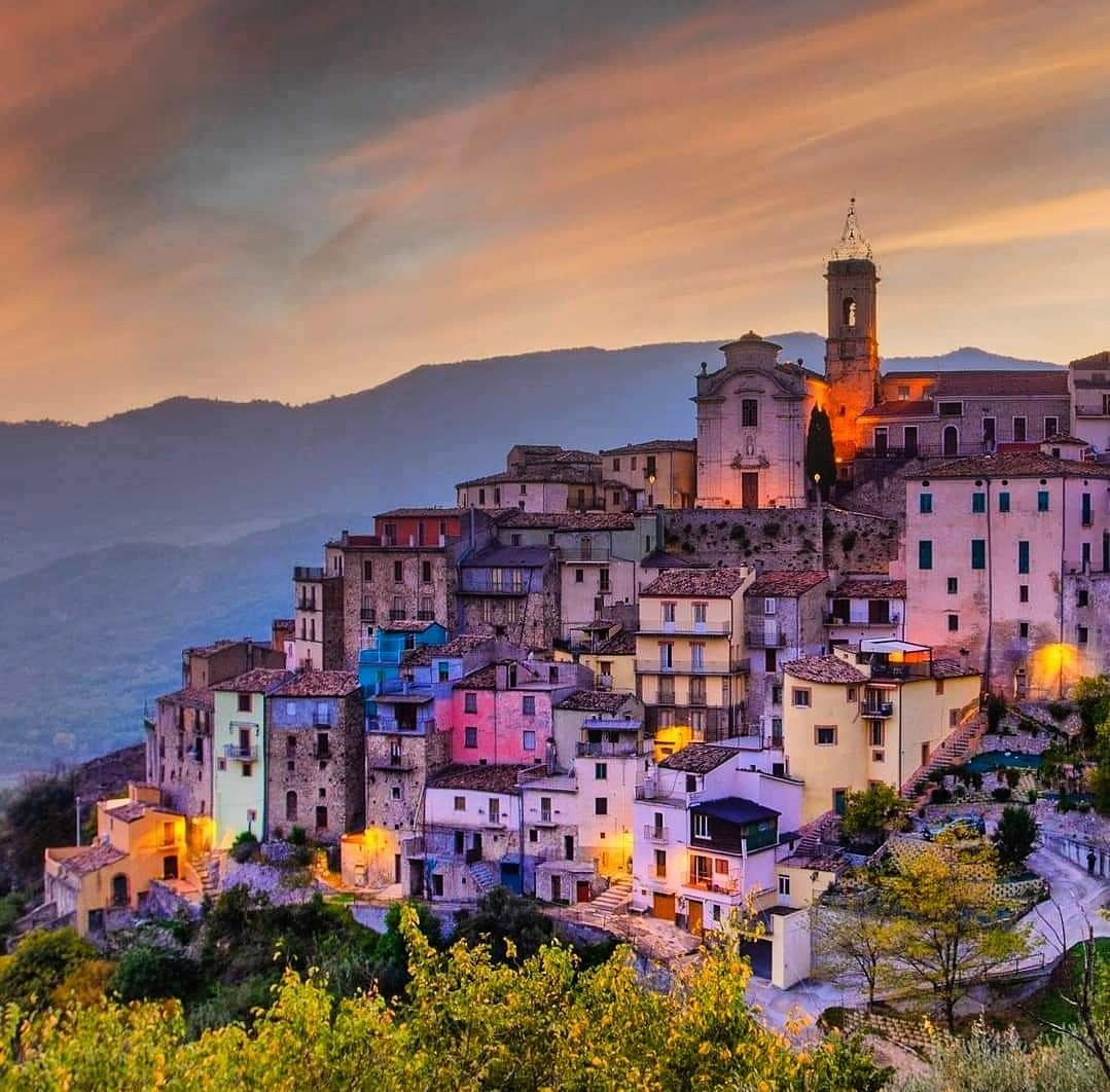 ItalyInTheHeart's tweet photo. 🇮🇹 Colledimezzo, Chieti, Abruzzo
📷 @gmosca_photographer
#colledimezzo #chieti #abruzzo #view #panoram #village #buildings #beautiful #church #cathedral #evening #sunset #tramonto #travel #traveling #travelplace #travelphoto #italy #italytrip #italytravel #italia #italytour #ita https://t.co/2owKkyPX5h