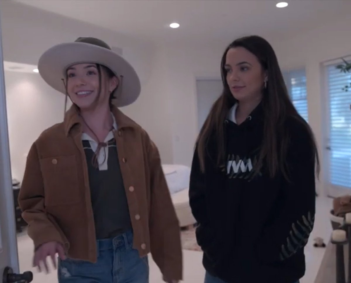 ConfusedMerrell's tweet image. From being a tour guide in animal crossing to being a tour guide irl😅

@VanessaMerrell @veronicamerrell @MerrellTwins