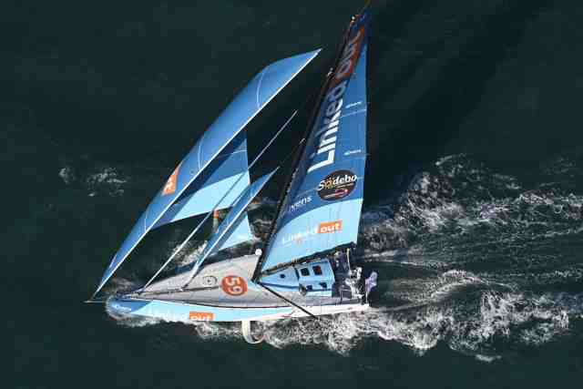 Cecile_Saint_C's tweet photo. Voile - Vendée Globe - Vendée Globe : Yannick Bestaven (Maître Coq IV) ne fait pas le compte https://t.co/JUazafobJU https://t.co/DCuVNIJJE0