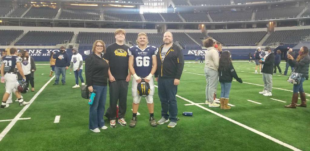 NileSchuett's tweet photo. Had a great weekend down in Dallas. Thank you @BlueGreyFB for the opportunity to come and compete. Finished it off with an East Team W!
@MasonBasford https://t.co/vUVfunsn4D