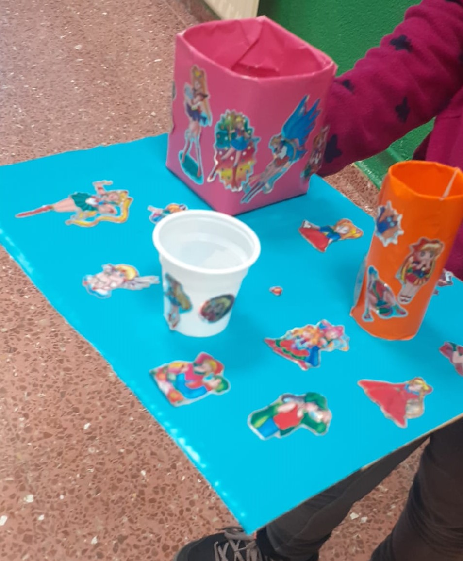 colelasnavas's tweet photo. ESCRITORIOS DE 4º DE PRIMARIA

Los alumnos de 4º de primaria de nuestro colegio han realizado estos bonitos escritorios en las clases de plástica, elaborados con distintos materiales y técnicas, pero todos ellos muy originales. https://t.co/Tlt7bLppcF