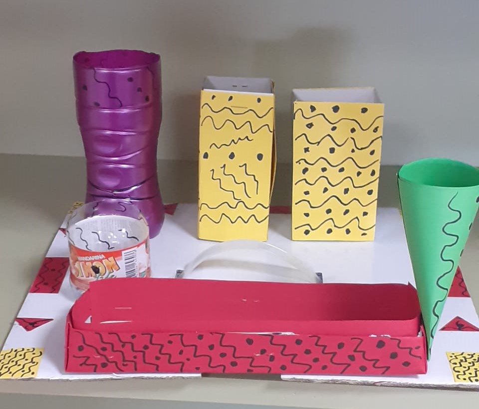 colelasnavas's tweet photo. ESCRITORIOS DE 4º DE PRIMARIA

Los alumnos de 4º de primaria de nuestro colegio han realizado estos bonitos escritorios en las clases de plástica, elaborados con distintos materiales y técnicas, pero todos ellos muy originales. https://t.co/Tlt7bLppcF