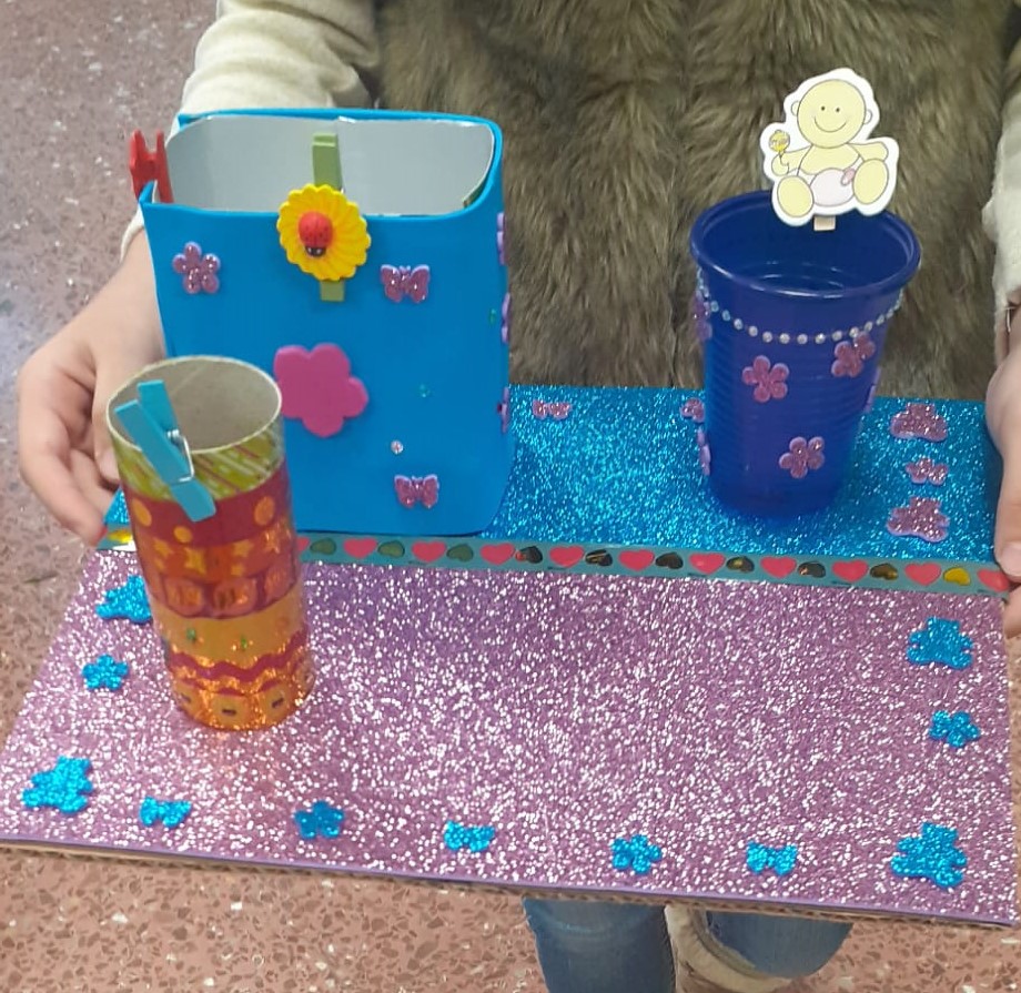 colelasnavas's tweet photo. ESCRITORIOS DE 4º DE PRIMARIA

Los alumnos de 4º de primaria de nuestro colegio han realizado estos bonitos escritorios en las clases de plástica, elaborados con distintos materiales y técnicas, pero todos ellos muy originales. https://t.co/Tlt7bLppcF