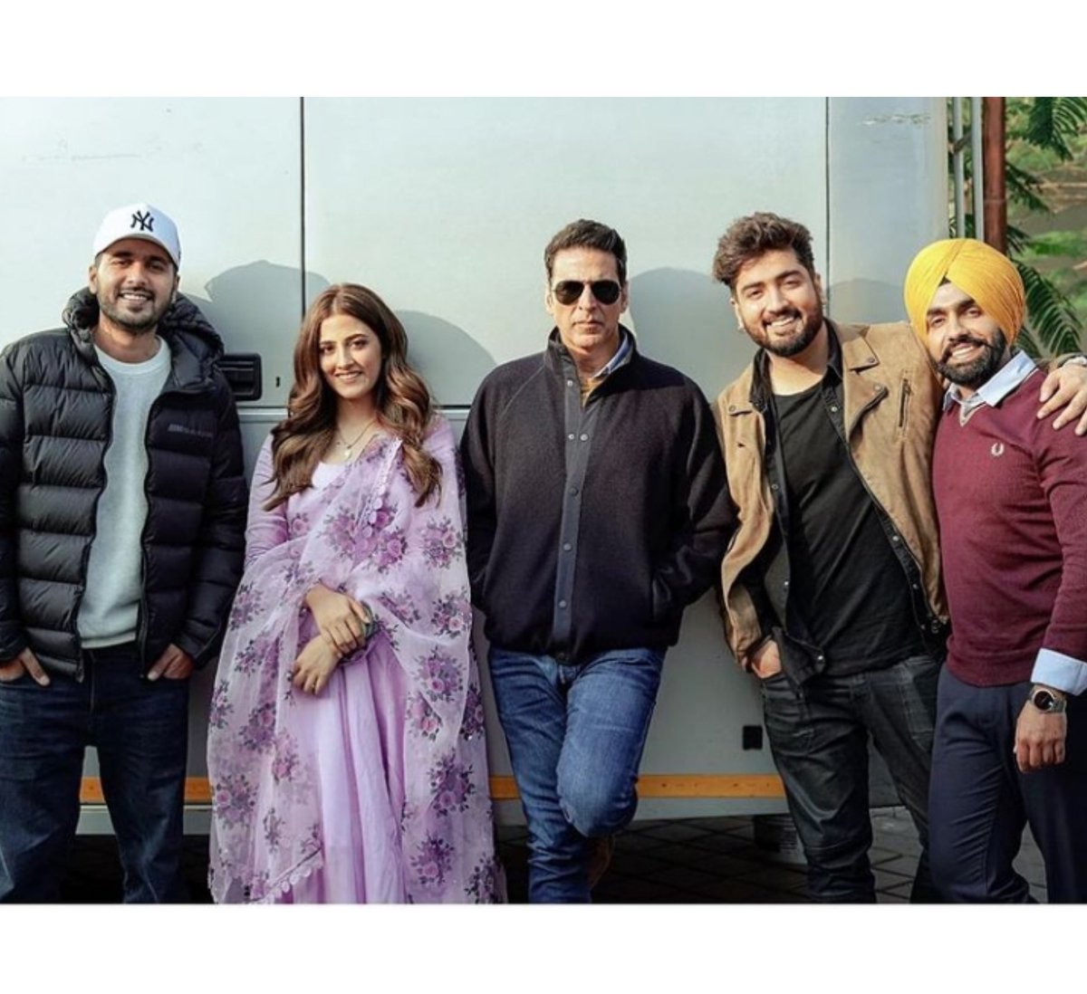 FilmyGalaxy's tweet photo. #Filhall2 went on floors in Delhi today and here's team #Filhall striking a pose from the sets of the romantic music video! ❣️🎶
#AkshayKumar @akshaykumar #NupurSanon @NupurSanon @BPraak @azeem2112 @yourjaani
@arvindrkhaira #FilhallPart2 https://t.co/zSo2L74wIy