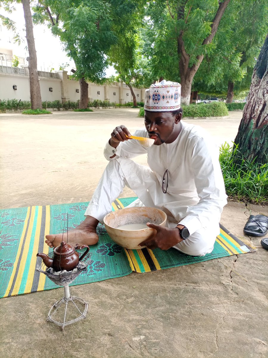 Engineer_Musty's tweet photo. Ga fura ga attayi, fura ta sa barci, attayi ya hana barci - me zai faru kenan bayan na gama sha? https://t.co/wmAWQZIB7v