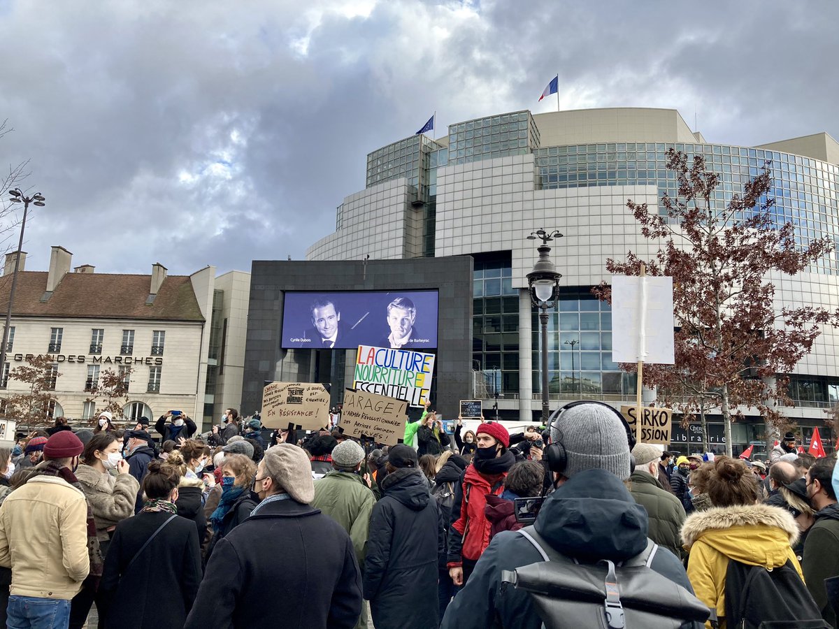 talenslyriques's tweet photo. Beaucoup de monde place de la Bastille aujourd’hui pour défendre le monde de la Culture 💪🏽 📣#cultureendanger , même @cyrille_dubois et @StandeBarbeyrac sont parmi nous😊 @profedim https://t.co/UhJIrJbdCg