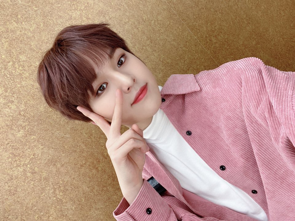 [#도현]
안녕하십니까? 봐도 봐도 또 보고 싶은 또쇼입니다! 항상 무대만 하던 더쇼에서 엠씨를 하니 정말 떨렸지만 재미있었습니다! 다음에도 기회가 된다면 또 해보고 싶군요! 안녕!!!
#BAE173 #비에이이173 #DOHYON