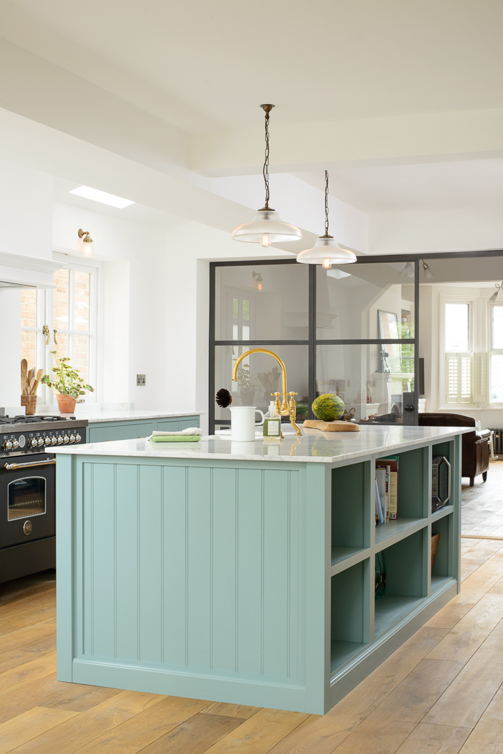 deVOLKitchens's tweet photo. When we went to shoot this kitchen we were blown away with how airy and light it felt, nothing that wasnโt beautiful or functional was in this room. Simplicity at its best.
#ShakerKitchen #SimpleStyling https://t.co/vlehuYakBK