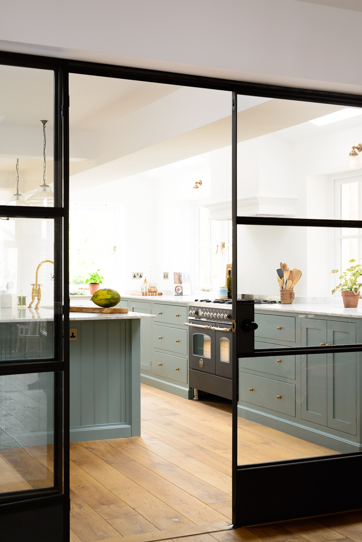 deVOLKitchens's tweet photo. When we went to shoot this kitchen we were blown away with how airy and light it felt, nothing that wasnโt beautiful or functional was in this room. Simplicity at its best.
#ShakerKitchen #SimpleStyling https://t.co/vlehuYakBK