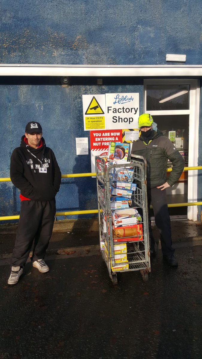 HamiltonHands's tweet photo. Some awesome donataons from @Warburtons @HamiltonOurTown  and lightbodies ❤️

Bread, cakes and alot of ppe handed to us today ❤️ thanks for the continued support 🙌🏻 https://t.co/W7kGB3LsPN
