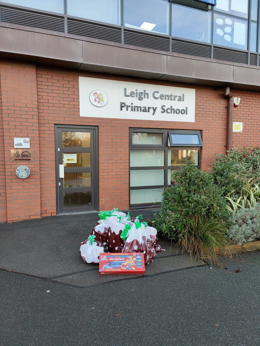 LeighCommTrust's tweet photo. On to deliver toys to @leighcentralps with the help of @ABSundecksLtd 👌🏽 https://t.co/fmjGobsec8