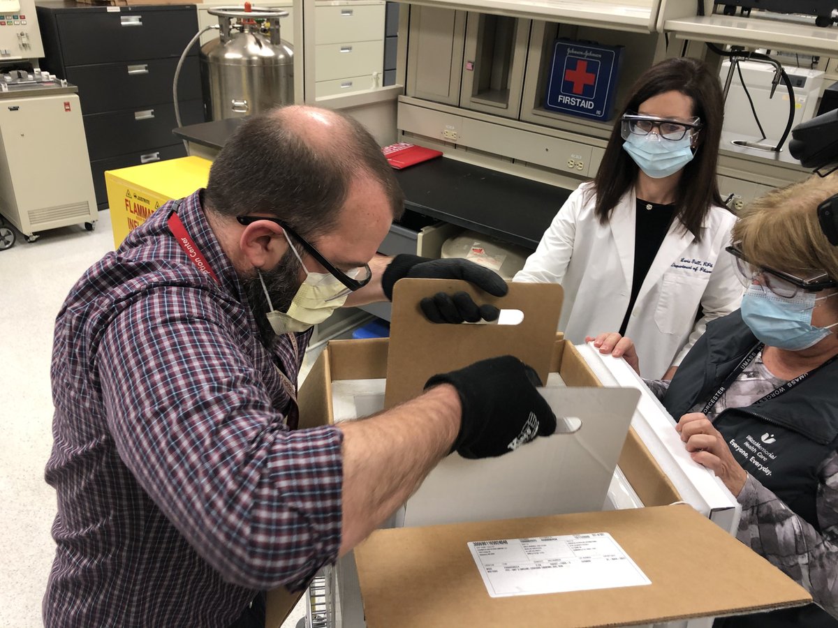 umassmemorial's tweet photo. It’s here... 

Amazing how much hope can be bundled in one small box. 📦

(Pictured: Our caregivers - Clinical Pharmacists Lorie Gull and Chris Manzi)

#UMassMemorial #COVIDVaccine @pfizer #Worcester #HistoryIsMade #COVID19 #COVID #Vaccine @FedEx #Pfizer https://t.co/eO1NXU200u