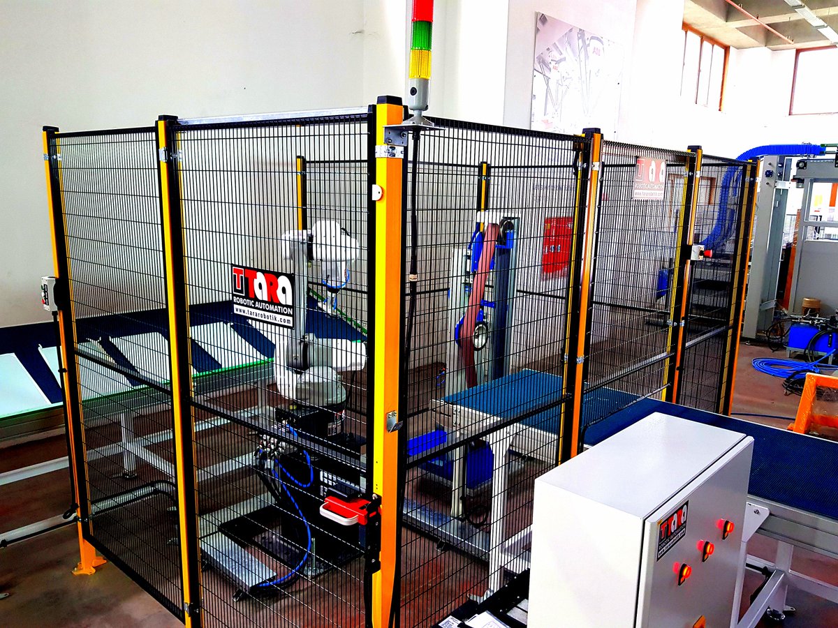 TARA ROBOTİK OTOMASYON TARAFINDAN DEVREYE ALINAN TEMPERLİ CAM FOLYO ZIMPARALAMA ROBOTU SİSTEMİNDE ÜSTÜN JAPON TEKNOLOJİSİ İLE ÜRETİLMİŞ OLAN NACHI MARKA YÜKSEK HIZLI ROBOT KULLANILMIŞTIR. 
#NACHI #NACHIROBOT #ÜstünJAPONTeknolojisi