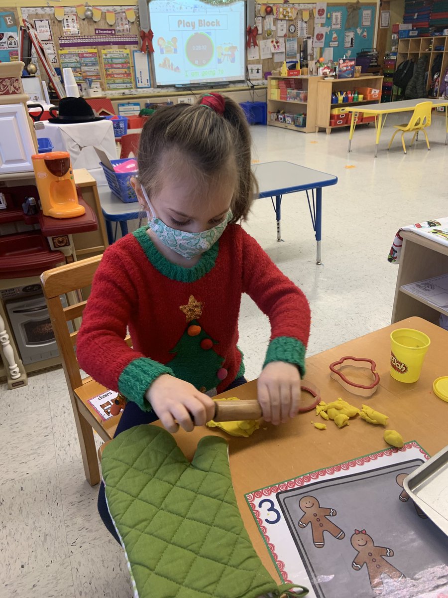 JessicaMonacoNB's tweet photo. Winter Wonderland Fun! We love baking cookies, building snowmen and wrapping presents! @Tools_PreKTeach #nbtweets ❄️⛄️ https://t.co/hXknFJSQ6W