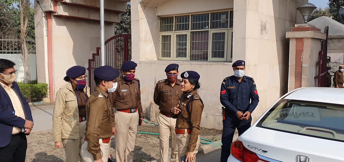 प्रेस नोट:-जिला पुलिस पानीपत 
दिनांक 15 दिसंबर 2020
श्रीमती कला रामचंद्रन अतिरिक्त पुलिस महानिदेशक, महिला विरुद्ध अपराध, हरियाणा आज पानीपत पहुंची जिन्होंने जिले की कानून एवं व्यवस्था की स्थिति का जायजा लिया । 
@igkarnal 
@nsvirk 
@cmohry