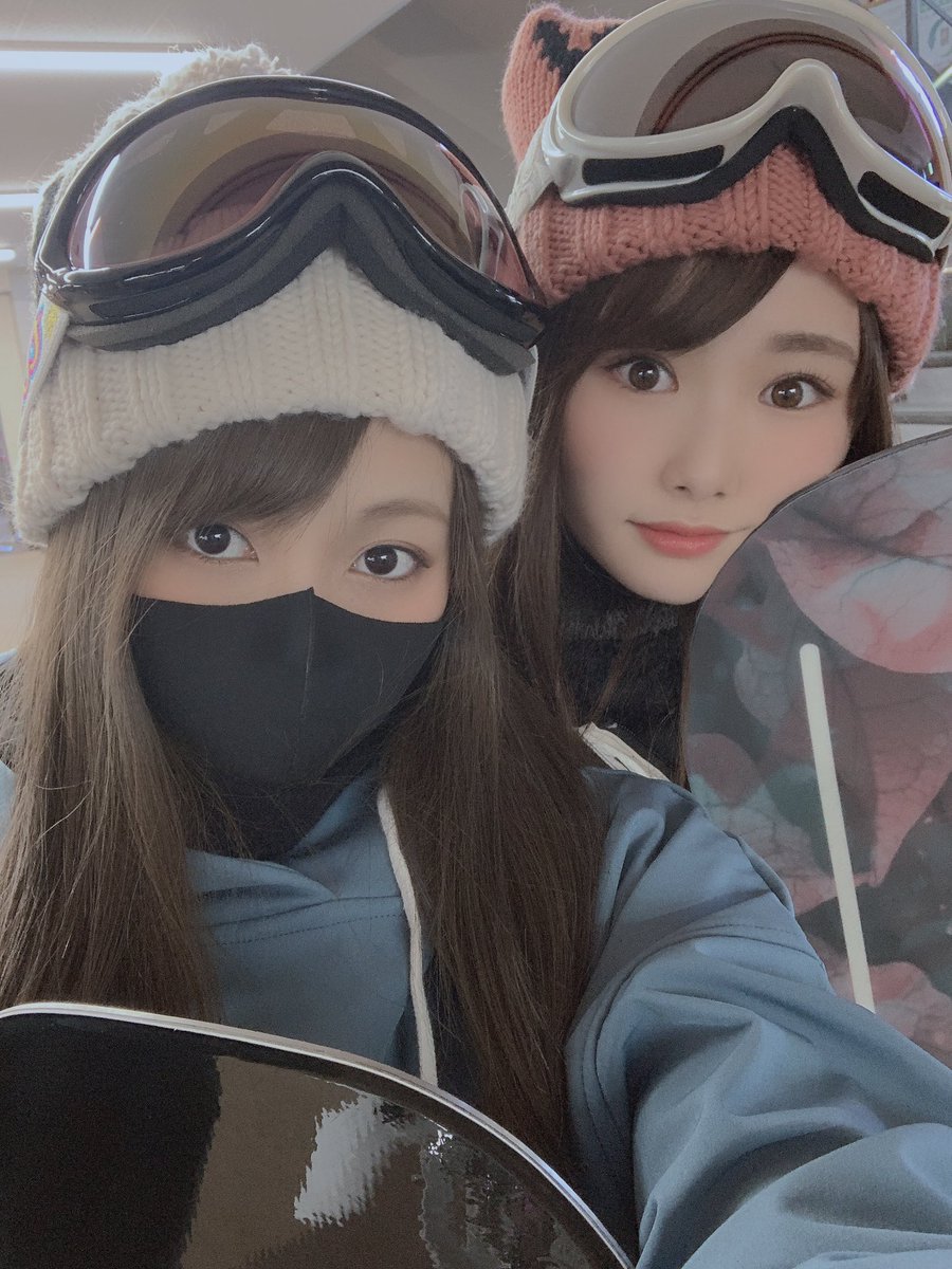 _mjtn's tweet photo. 今年初のスノボーは
よっしゃ滑りまーす！ってとこで
盛大に膝から着地して膝死んだけど
アドレナリンとこんなやわじゃないぞ。って気持ちで何回か試みた自分
頑張ったと思う
たん��ぶで膝変形してあざできたけど全力で楽しかった🥰
きっと、新しいボードとウェアーと
お揃いのニット帽で調子乗った https://t.co/MCfWLaPwqY