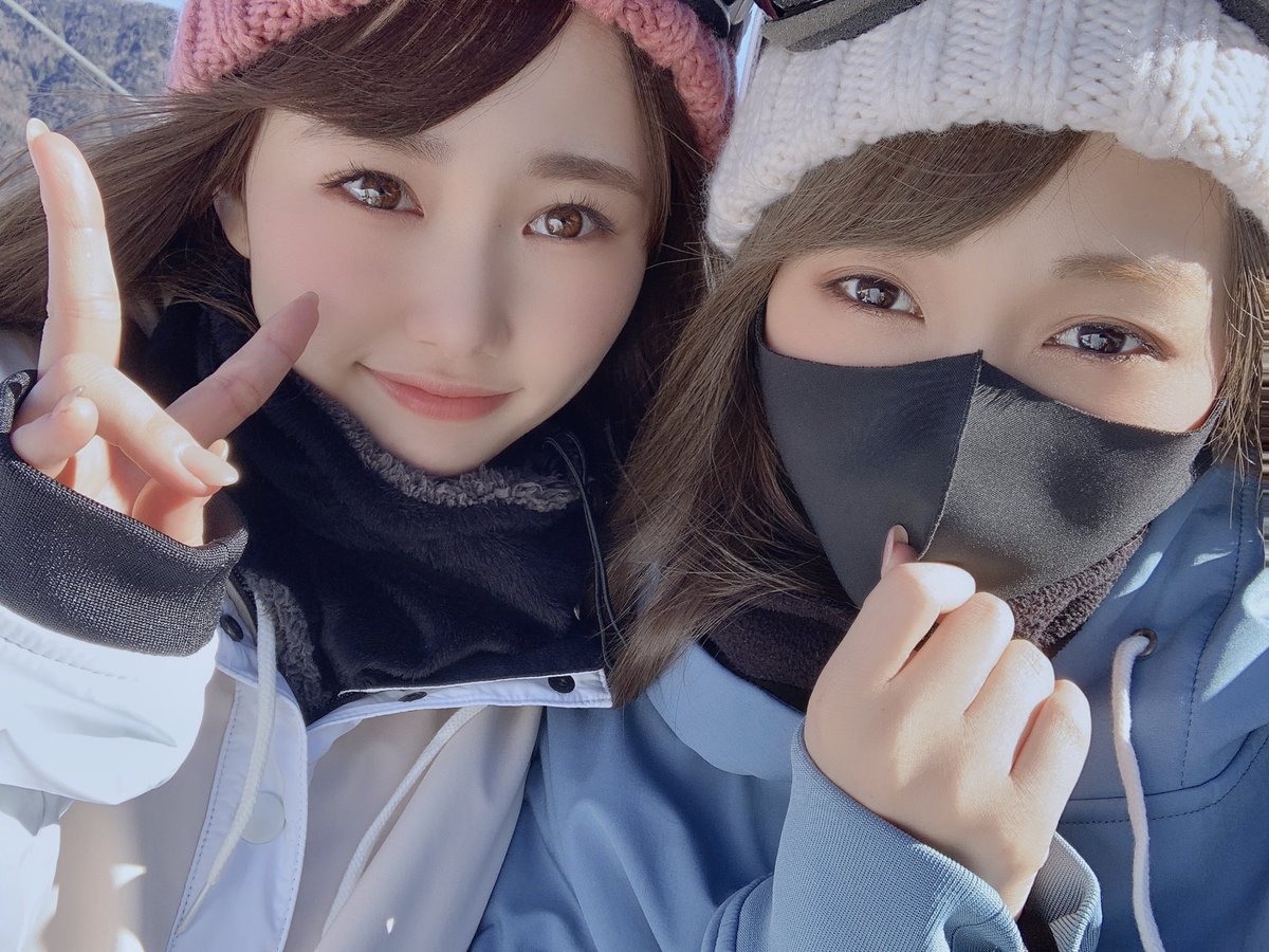 _mjtn's tweet photo. 今年初のスノボーは
よっしゃ滑りまーす！ってとこで
盛大に膝から着地して膝死んだけど
アドレナリンとこんなやわじゃないぞ。って気持ちで何回か試みた自分
頑張ったと思う
たん��ぶで膝変形してあざできたけど全力で楽しかった🥰
きっと、新しいボードとウェアーと
お揃いのニット帽で調子乗った https://t.co/MCfWLaPwqY