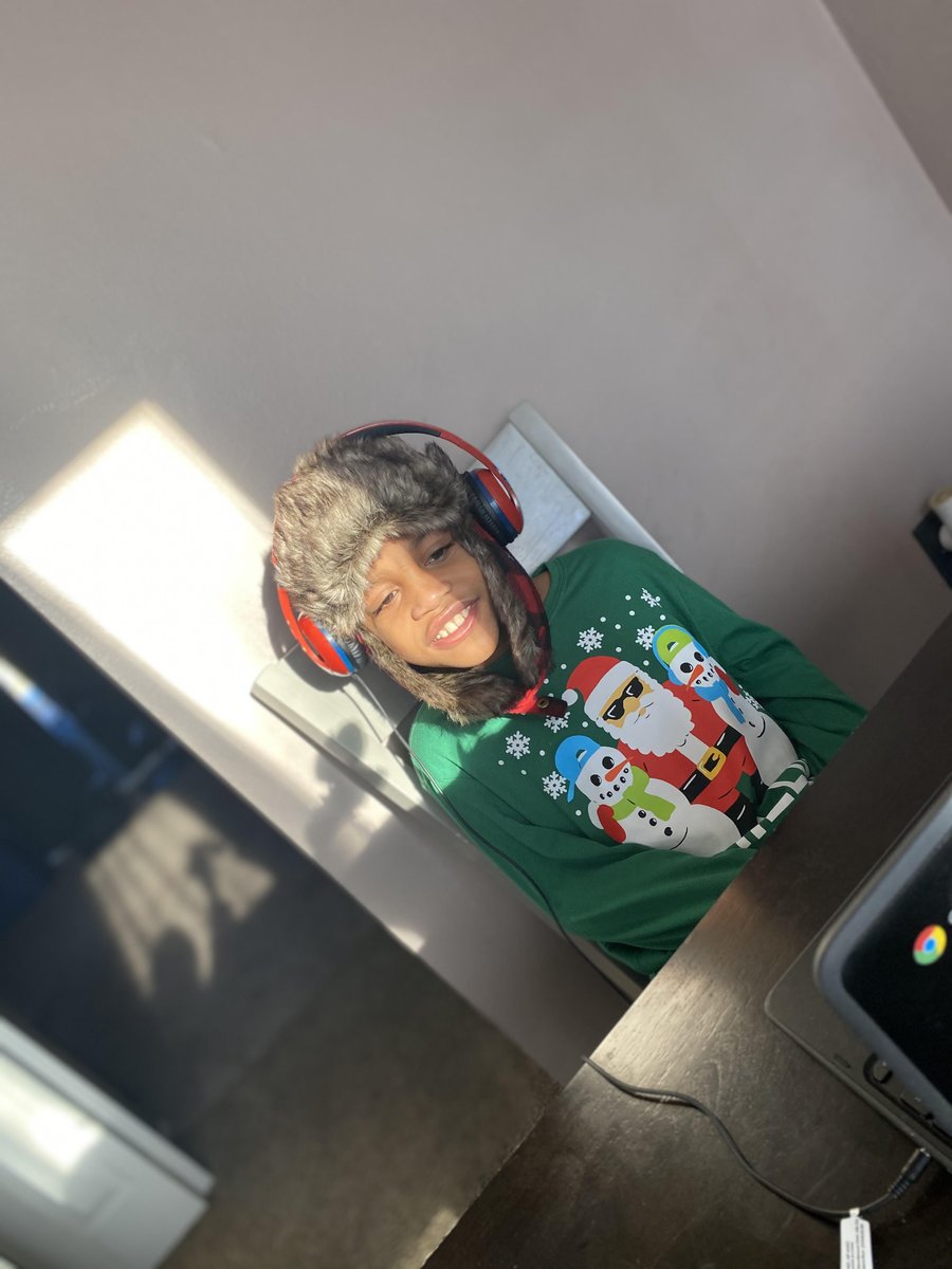 MayoAlphonso's tweet photo. Happy Spirit week @HernwoodES Christmas Hat style https://t.co/rf5QTAQp2u