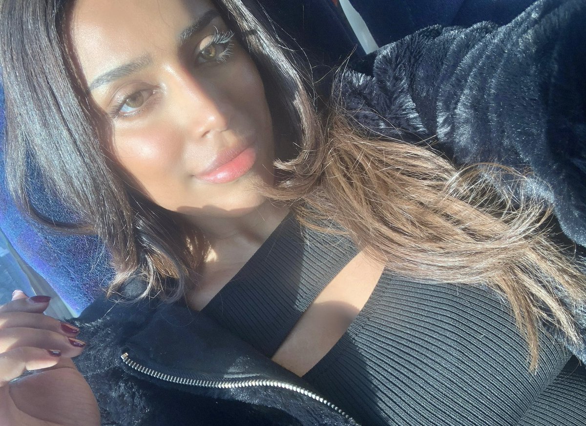 Ririelliana's tweet photo. #FreeFromHijab

Oppressed               Free&amp; happy 🇬🇧 https://t.co/TlFblJWtKa