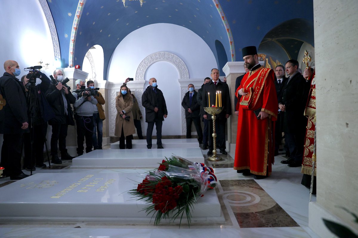 mfa_russia's tweet image. 🇷🇺🇷🇸 Russian Foreign Minister Sergey #Lavrov laid flowers at the tomb of Serbian Patriarch Irinej, who has recently passed away 🕯 #RussiaSerbia #RepublikaSrpska #Balkans