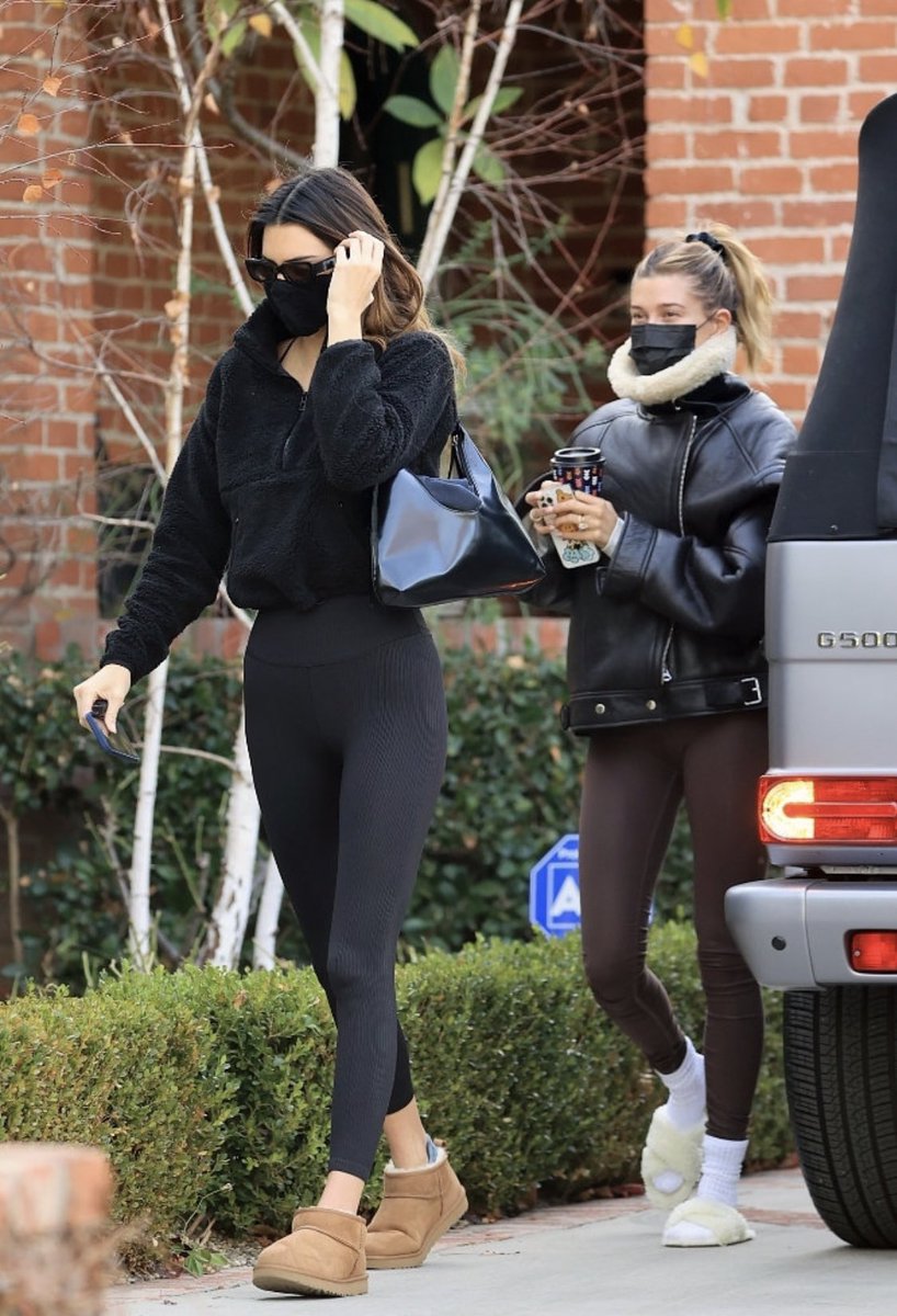 เคนดัลและเฮลี่ย์ออกมาในแอลเอ
วันที่ 14 ธันวาคมค่ะ

ออกมากับเพื่อนเลิ้บ😚