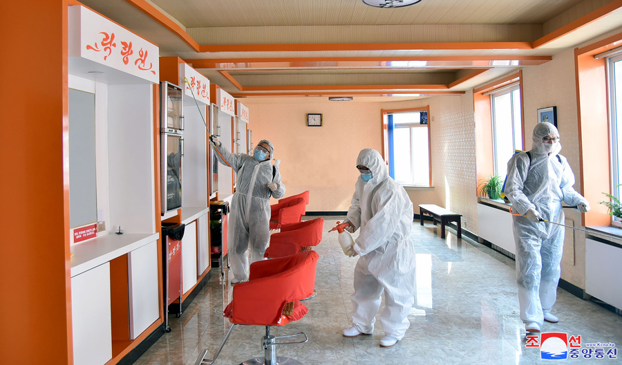 Os locais públicos foram desinfetados constantemente.