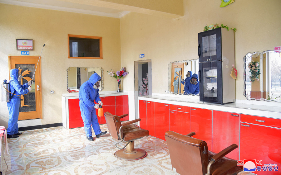 Os locais públicos foram desinfetados constantemente.