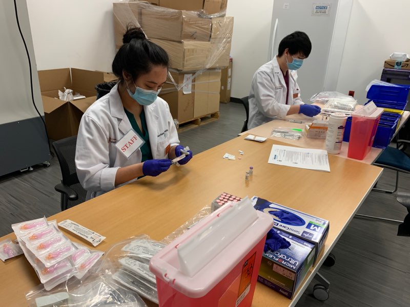 DellMedSchool's tweet image. HAPPENING NOW: The first #COVID19 vaccines in Austin are being prepared by @UTexasPharmacy students. @UTHealthAustin and #DellMed team are administering to health care workers shortly. #ProtectTexasTogether @UTAustin