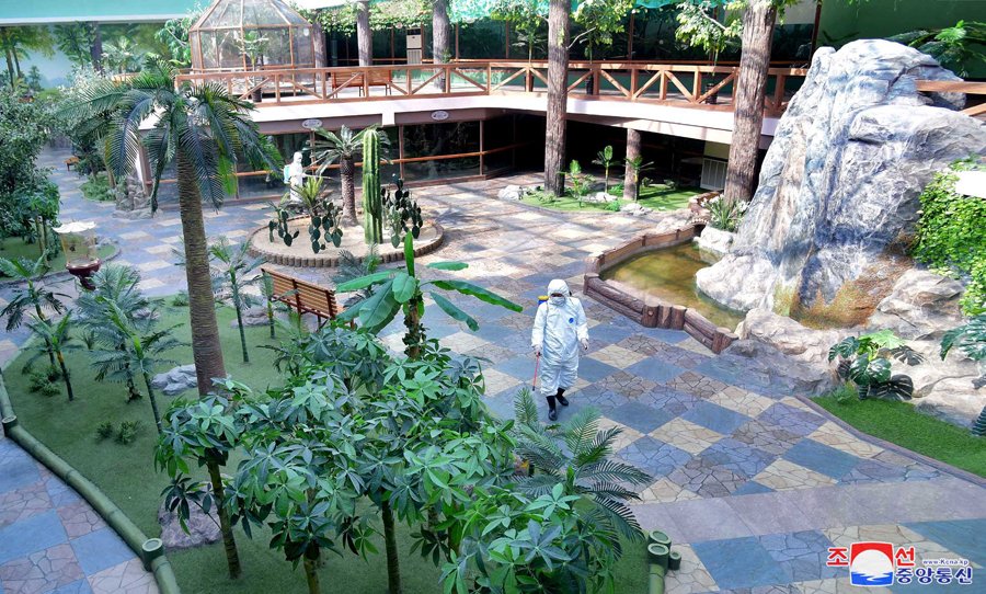 Os locais públicos foram desinfetados constantemente.