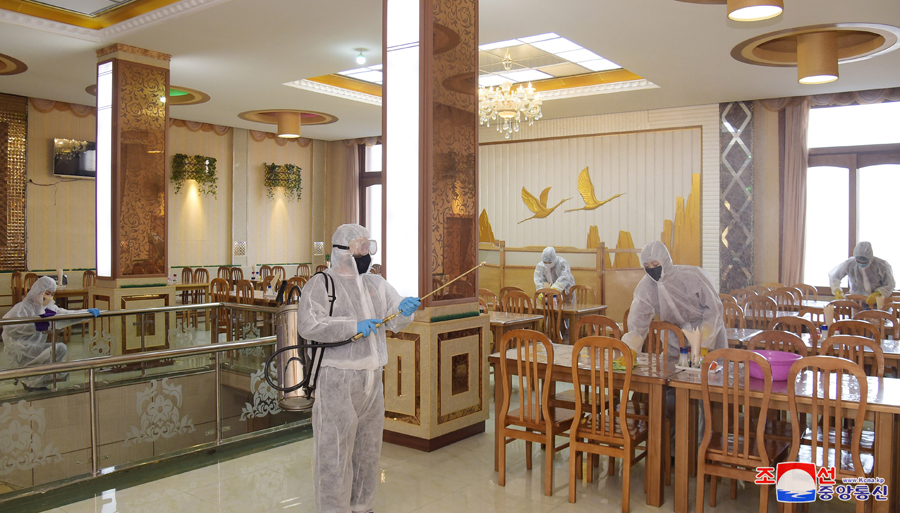 Os locais públicos foram desinfetados constantemente.