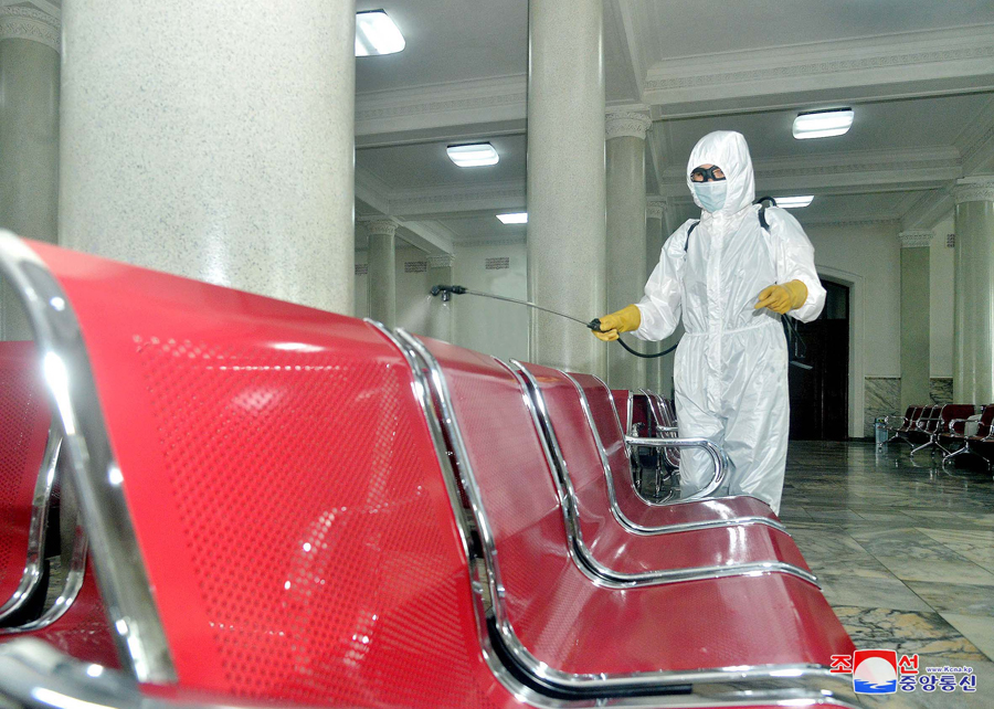 Os locais públicos foram desinfetados constantemente.