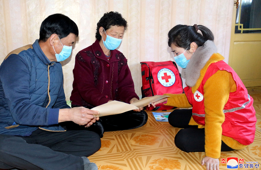 No interior do país os médicos orientaram os cidadãos sobre as medidas necessárias para que todas as famílias ficassem seguras.