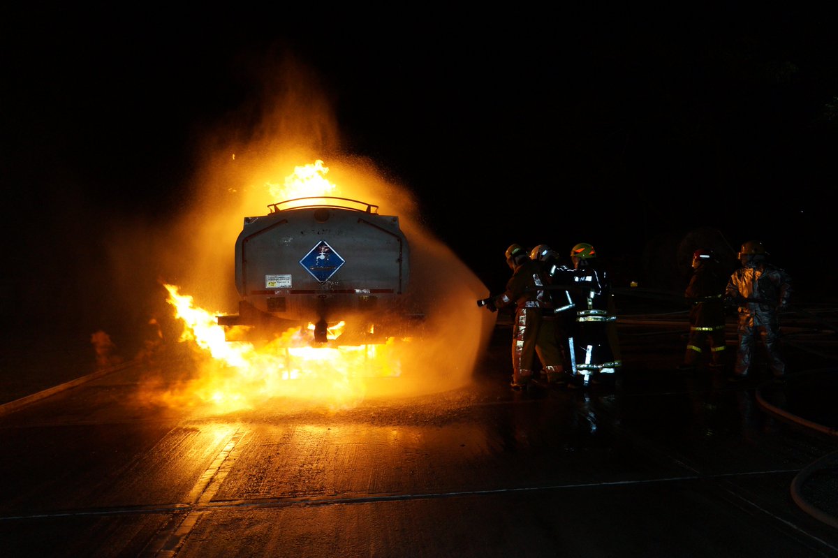 cbvlaunionv's tweet photo. Dici/bre 12 y 13 se realizó el 4º curso Control de incendios en lineas de gas en la Escuela de Bomberos de la Union con la participacion de bomberos de Filandia -Q-, Andalucia, Buga/grade,Rozo,Costarica-G- Florida, S. pedro, Buena/tura, Villa/gona Cartago,Obando,Toro y la Union. https://t.co/tKFBKkAPqG
