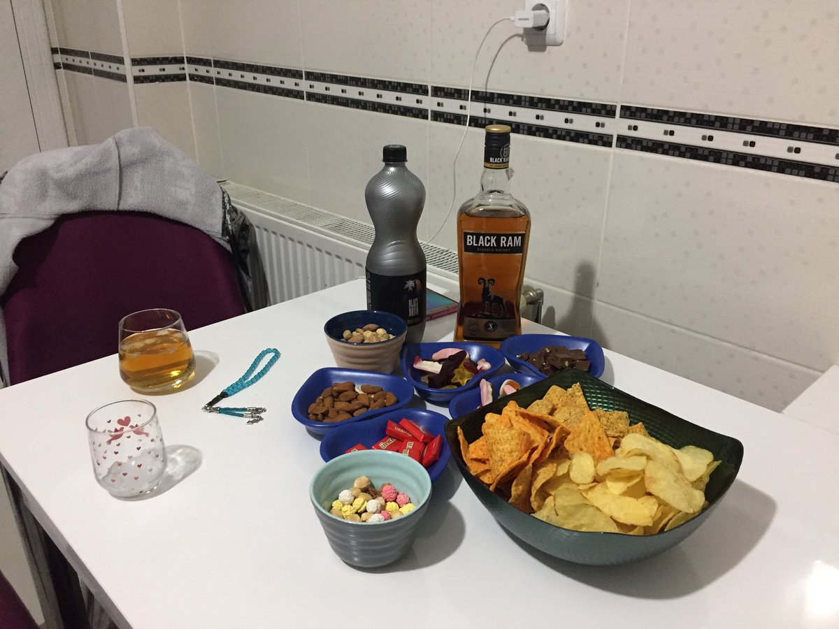 Kalbimizin derinliklerinde,
 Her gece "İyi geceler" diye fısıldadığımız bir yara var..!!
  Mesafe uzak..!
 Gönül yorgun..!!
 İmkan yok...!!
   #içelim güzelleşelim