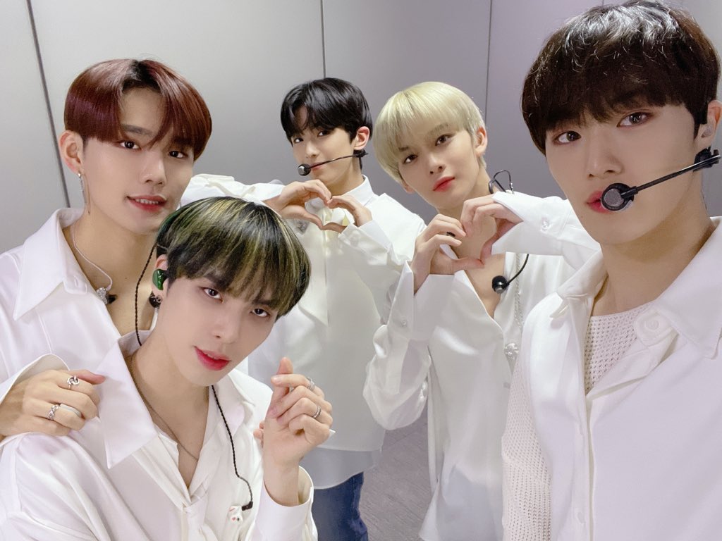 CIX_Official's tweet photo. 오늘도 완벽한 비주얼로 픽스들 마음 훔쳐간 울아엑에게 유죄를 선고합니다💦
대역죄인 씨아이엑스는 평생 픽스들 마음 속에서 살아주세요‼️

#CIX #씨아이엑스 #BX #승훈 #배진영 #용희 #현석 #봄날 https://t.co/mdIW732dmE