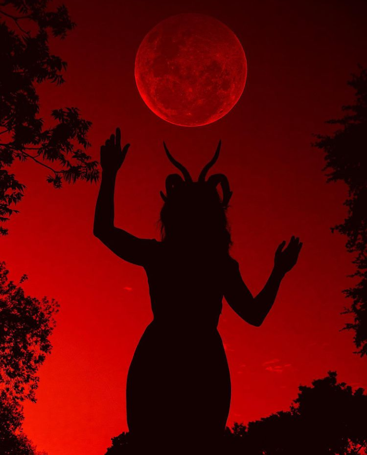 IglesiadeSatan's tweet photo. Todos somos como la Luna.
Todos tenemos un lado oscuro. https://t.co/IvWZFCIu3i