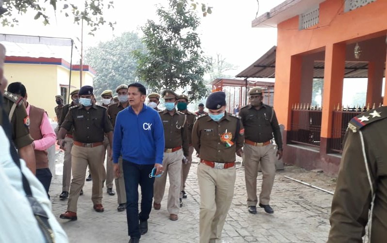 balliapolice's tweet photo. @digazamgarh श्री सुभाष चंद्र दुबे व #SPBLA डॉ0 विपिन ताडा द्वारा चौकी रतसड़ थाना गड़वार पर नये स्वचलित RO प्यूरिफायर वाटर कूलर का उद्दघाटन किया गया।तत्पश्चात PS गड़वार का औचक निरीक्षण कर,रख-रखाव,साफ-सफाई का ध्यान देनें हेतु संबंधित को निर्देश द��या गया।@Uppolice @adgzonevaranasi https://t.co/Zm7sOVw445
