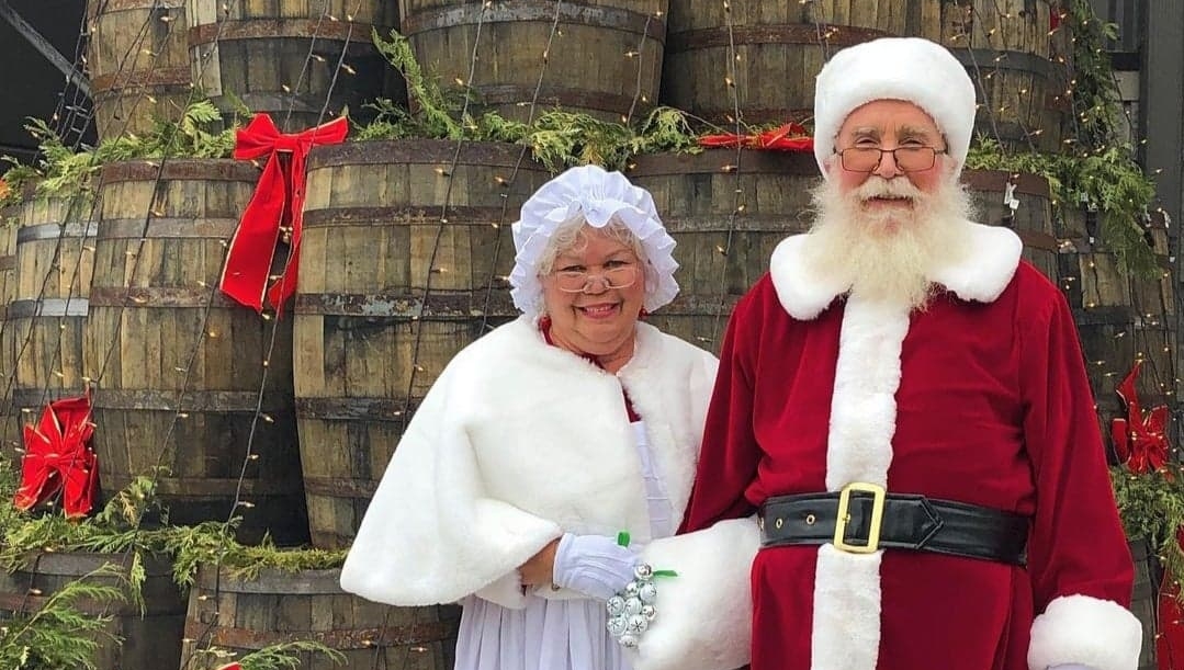 Telemundo's tweet photo. #SantaClaus entrega juguetes vía 'drive thru' a niños necesitados de 'Unidos por la música'👵🎅 Vía @unnuevodia (📸 #drinkwolfhead) 👉https://t.co/LtgNKaQvmT
#Actualidad https://t.co/1OhLKMjlf7