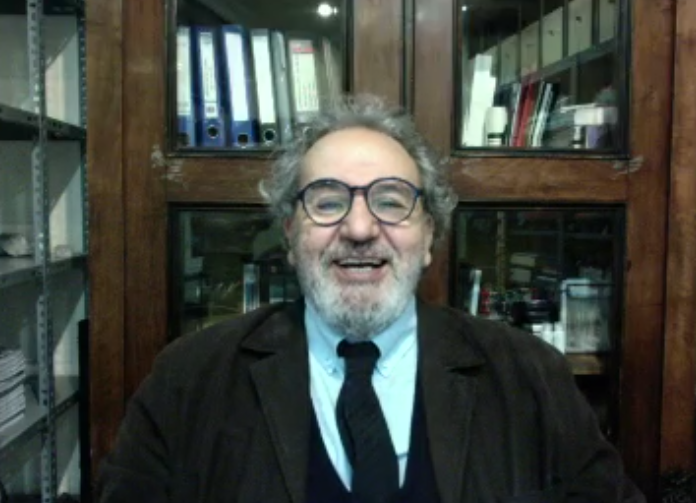 KDiyalog's tweet photo. 2005 yılında kurulan Baksı Müzesi’ne hayat veren Prof. Dr. Hüsamettin Koçan konuşmasını yapmak üzere sahnede! #KültürlerArasıDiyalog #YeniHikayelerYazmak #ABKültürelDiyalog⁣ https://t.co/WM61H2gS2T