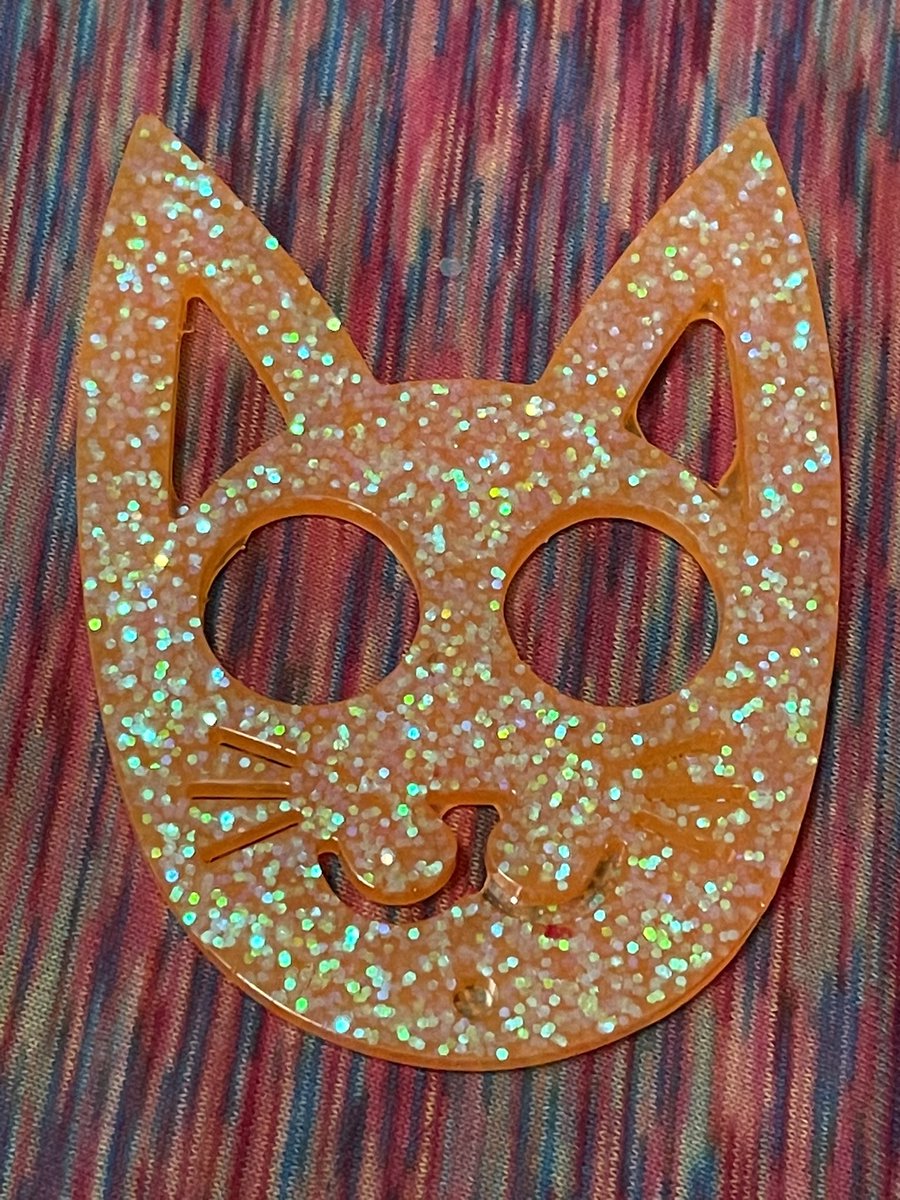 pennell_chelsea's tweet image. The #orange #KittyKeychains have arrived!!
I can’t get over how beautiful and sparkly they are!
I have a little clean up to do on them, but I absolutely love them!
#selfdefense #kitties #resinart #resin #art #keychains #cats
