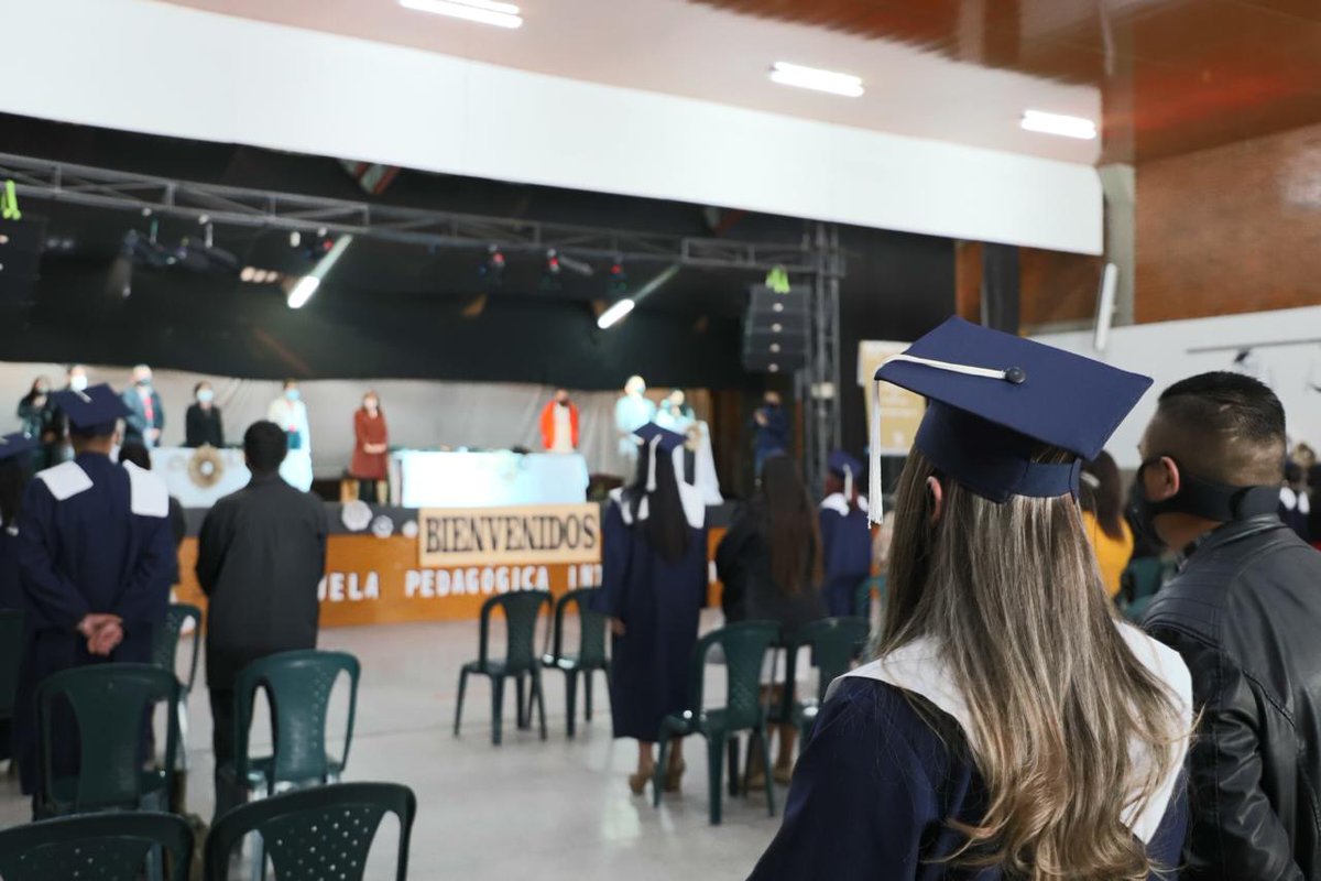 idipronbogota's tweet photo. 🎓👩🎓👨🎓Hoy 134 jóvenes de nuestras Unidades de Protección Integral reciben su título de bachiller. 🌟🙏🙌
Un gran orgullo para nosotros y para sus familias por este paso que marca el inicio de una nueva oportunidad en sus vidas. #IdipronNoPara #Grados2020 #GradosIDIPRON #grados🎓 https://t.co/JT3BeEF0FX