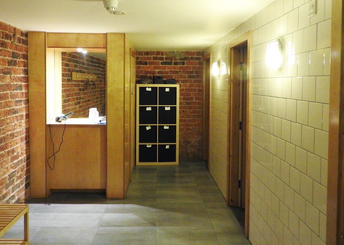 Castleton_Mill's tweet image. Check out this studio that we have available in the Mill! It’s £600+VAT per month, all inclusive with 24/7 access, a kitchen on each floor, shower facilities on site, and we have our own Cafe Bar right here. 🏙