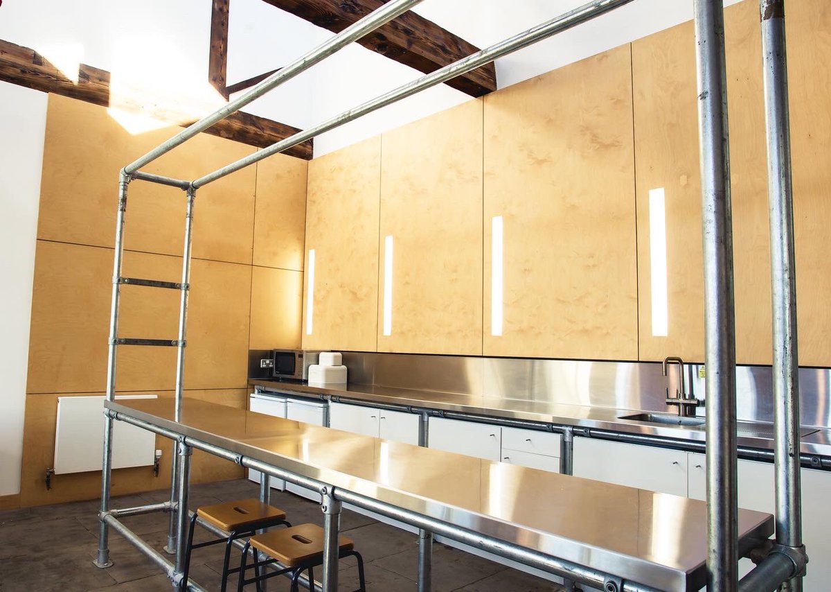 Castleton_Mill's tweet image. Check out this studio that we have available in the Mill! It’s £600+VAT per month, all inclusive with 24/7 access, a kitchen on each floor, shower facilities on site, and we have our own Cafe Bar right here. 🏙